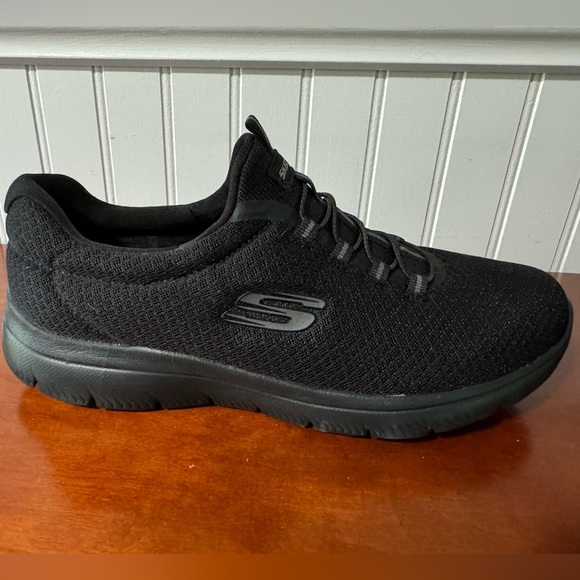 Skechers Size 9 Brand New Black Sneakers - Picture 1 of 3